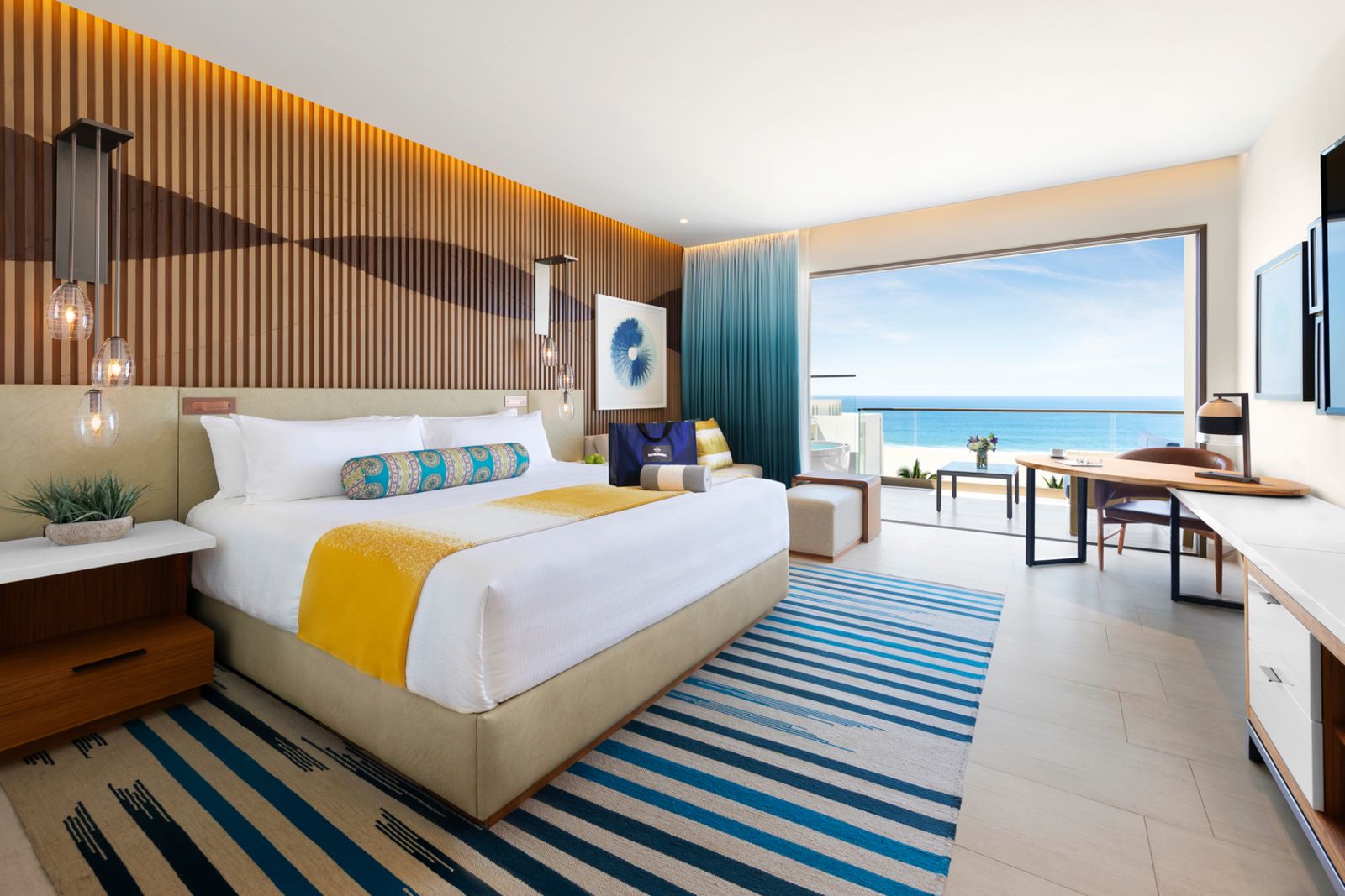 HRHLC DELUXE PLATINUM KING OCEAN VIEW WITH AMENITIES BAG